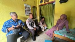 Sambangi Warga, Muspicam Genteng Salurkan Bantuan Kursi Roda Dari  Pemkot  Surabaya Melalui  Bhabinkamtibmas Setempat