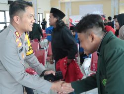 Polres Nganjuk dan Mahasiswa Salurkan 300 Bingkisan Bansos Sambut Ramadhan