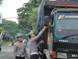 Berkah Ramadan, Polres Nganjuk Bagikan Ratusan Paket Takjil untuk Pengguna Jalan