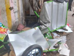 Hilang Kendali, Sebuah Mobil Tabrak Pedagang Kaki Lima Dan Sejumlah Kendaraan