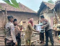 Kapolsek Kejayan Beri Bantuan Korban Bencana Angin Puting Beliung