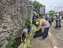 Dukung Desa Bersinar, Pemdes Randupitu Bersama Cempaka Foundation Bersihkan Aliran Sungai