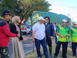 Gandeng Beberapa Komunitas, Warga Gempol Bersihkan Bundaran Apollo