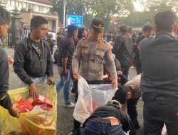 Rutam Nuwus Aksi Damai BEM Malang Raya Berjalan Lancar, Polisi dan Mahasiswa Bersih-Bersih Usai Orasi