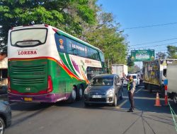 Gerak Cepat, Satlantas Terjunkan Personil Guna Untuk Mengurai Kemacetan Yang Panjang
