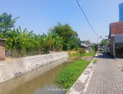 *Plengsengan Pagerwojo Sisi Timur Rampung Tanpa Papan Nama, Warga Pertanyakan Kinerja Kabid Drainase dan Konsultan Pengawas!