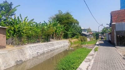 *Plengsengan Pagerwojo Sisi Timur Rampung Tanpa Papan Nama, Warga Pertanyakan Kinerja Kabid Drainase dan Konsultan Pengawas!
