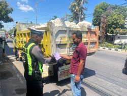 Satlantas Polres Bangkalan, Tindak Tegas Terhadap Truk Bermuatan Tidak Menutupi Terpal
