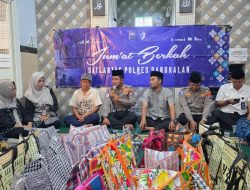 Jum’at Berkah, Kasatlantas Bagi-bagi Bingkisan terhadap Warga