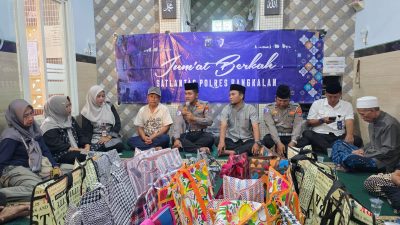 Jum’at Berkah, Kasatlantas Bagi-bagi Bingkisan terhadap Warga