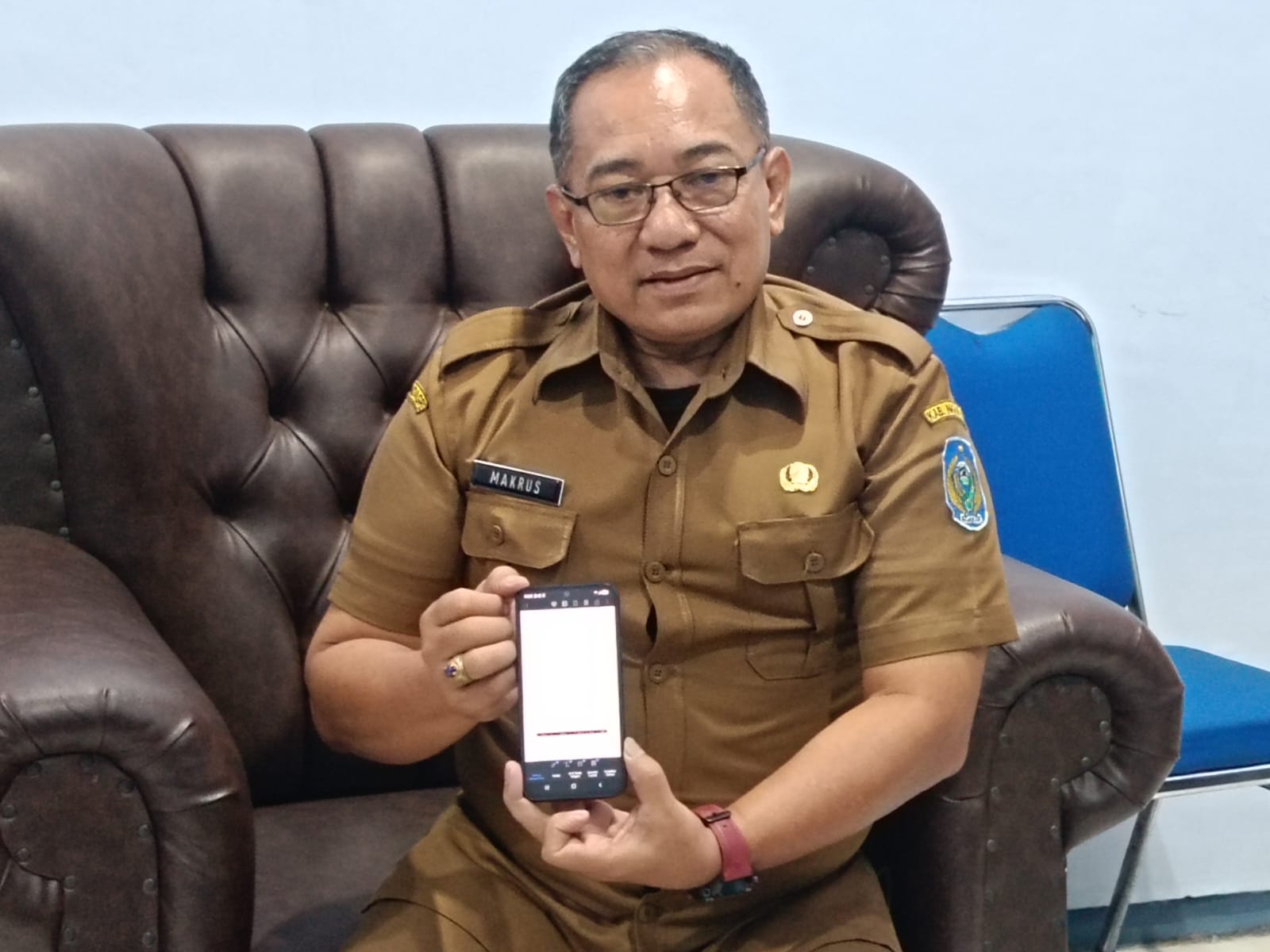 Sekdin Nganjuk berpose menunjukan pencapaian dan kinerja Dishub Kabupaten Nganjuk