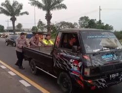 Satlantas Polres Bangkalan Dengan Sigap Dorong Mobil Mogok di Jalan Raya TAngkel