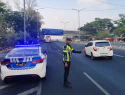 Agar Tertib Berlalulintas..!! Anggota Satlantas Polres Bangkalan, Berjaga-jaga di Pintu Masuk Jembatan Suramadu.
