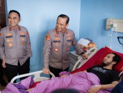 Menguatkan Anggota yang Terluka, Kapolda Metro Jaya Kunjungi RS Polri