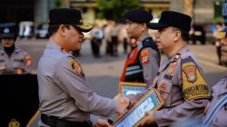 Kapolda Metro Jaya Berikan Penghargaan kepada Tiga Anggota yang Berdedikasi Bantu Masyarakat