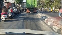 Truk Diduga Langgar Aturan Lalu Lintas di Jalan Kedung Cowek Kenjeran, Warga Minta Polisi Bertindak