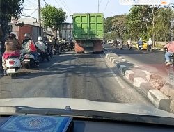 Truk Diduga Langgar Aturan Lalu Lintas di Jalan Kedung Cowek Kenjeran, Warga Minta Polisi Bertindak