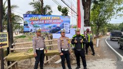 Kasatlantas polres Bangkalan, Pimpin Langsung Pemasangan Benner Himbauan.