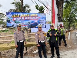 Kasatlantas polres Bangkalan, Pimpin Langsung Pemasangan Benner Himbauan.