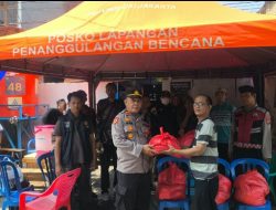 Polsek Tambora Salurkan Bantuan Sembako Untuk Korban Kebakaran Di Jembatan Lima
